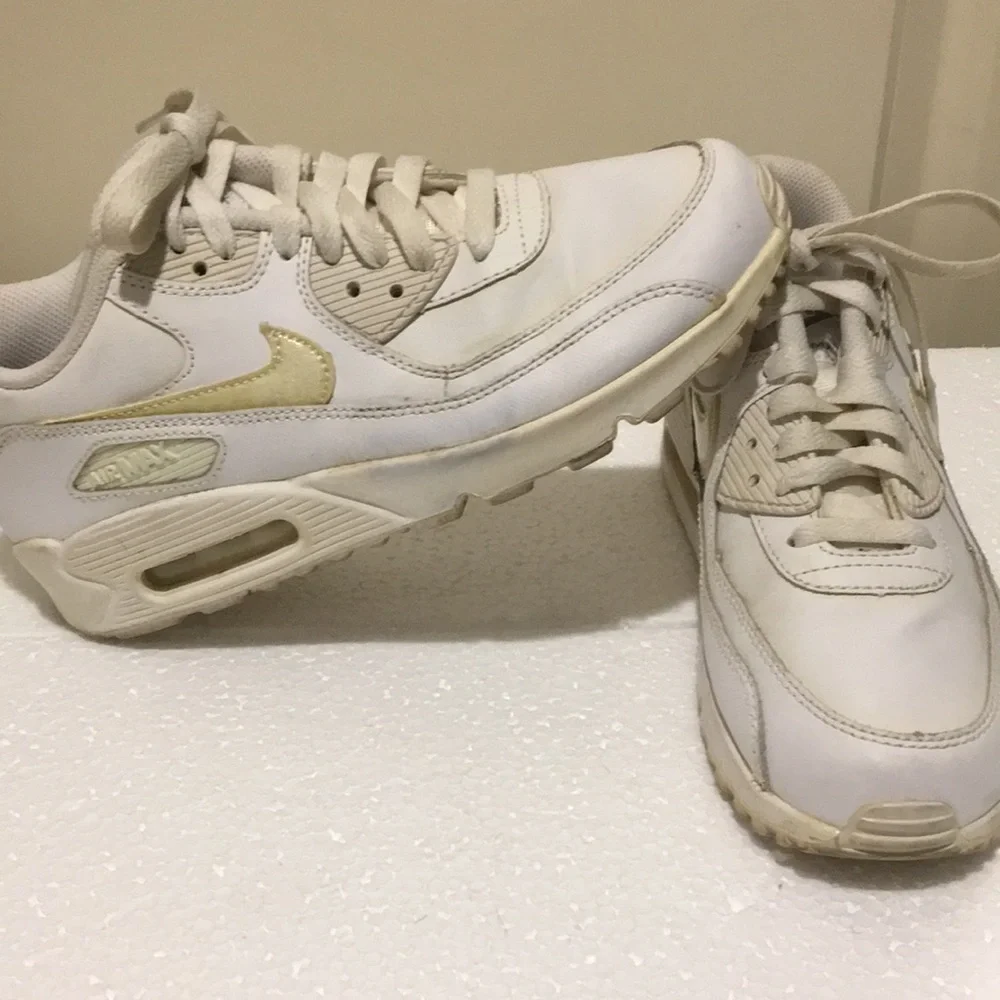 Nike Air Max kids lace up sneakers boys size 6Y